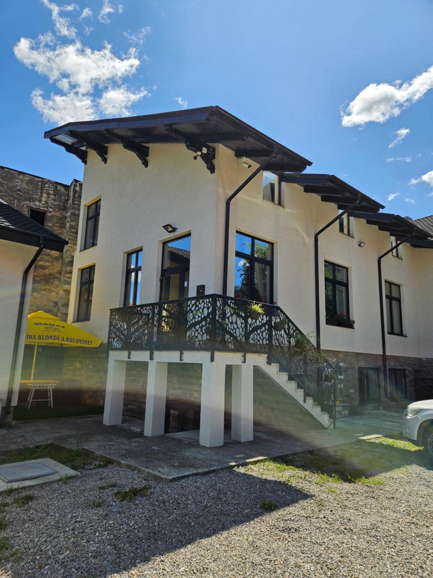 In Longfield Town Acomodação com café da manhã Câmpulung Moldovenesc Exterior foto